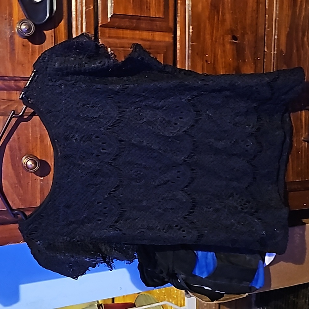!!.           Ladies L petite top.          1